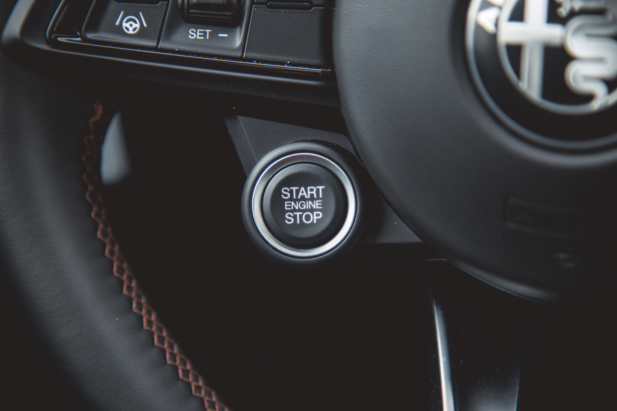 Primer plano del botón de encendido de un automóvil con la etiqueta