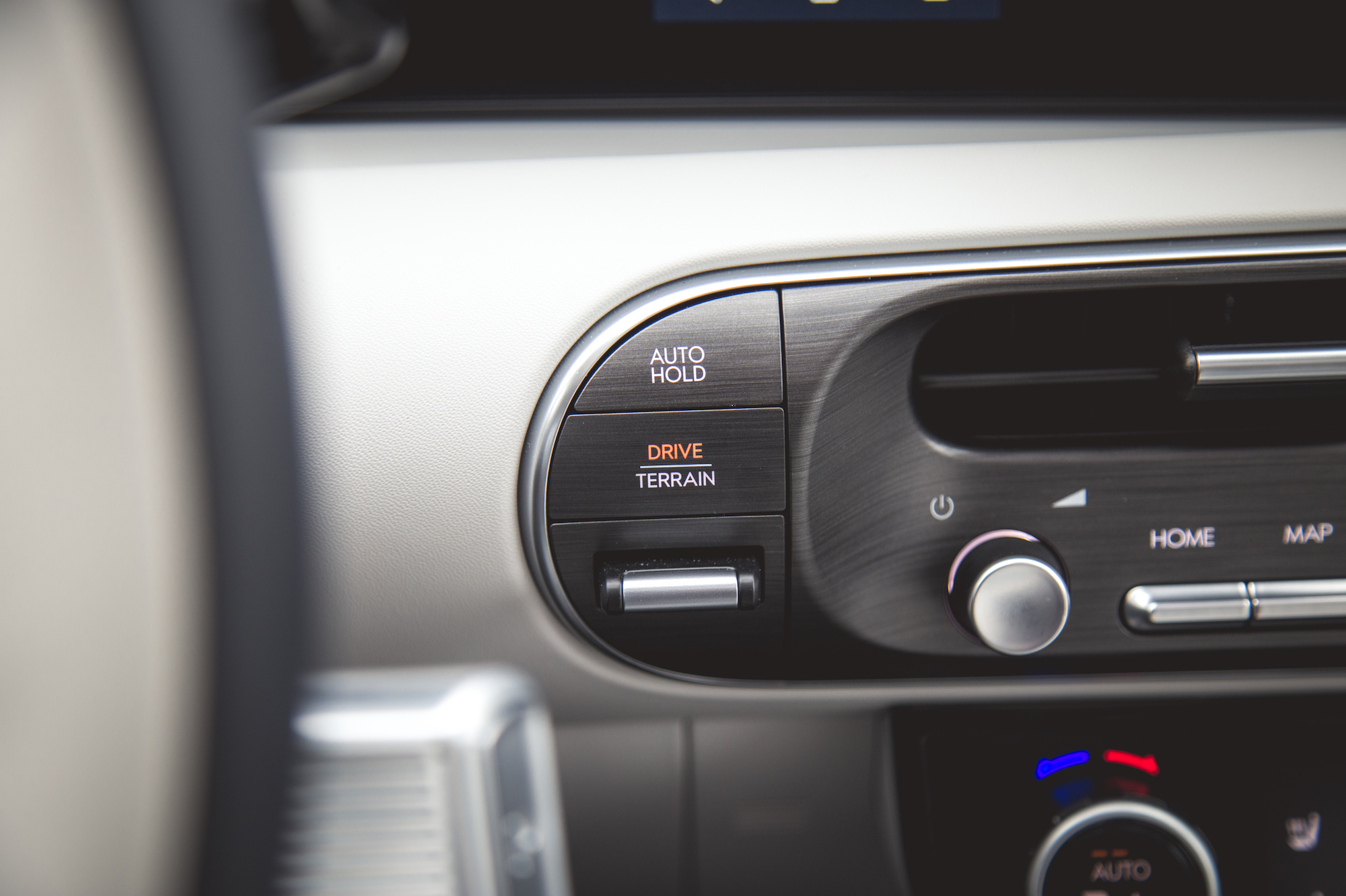 Un primer plano del tablero de un automóvil que muestra los botones con las etiquetas 