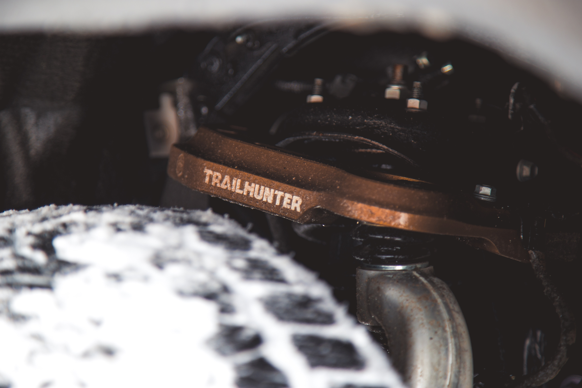 Vista cercana del tren de aterrizaje de un vehículo que muestra una pieza con la etiqueta 