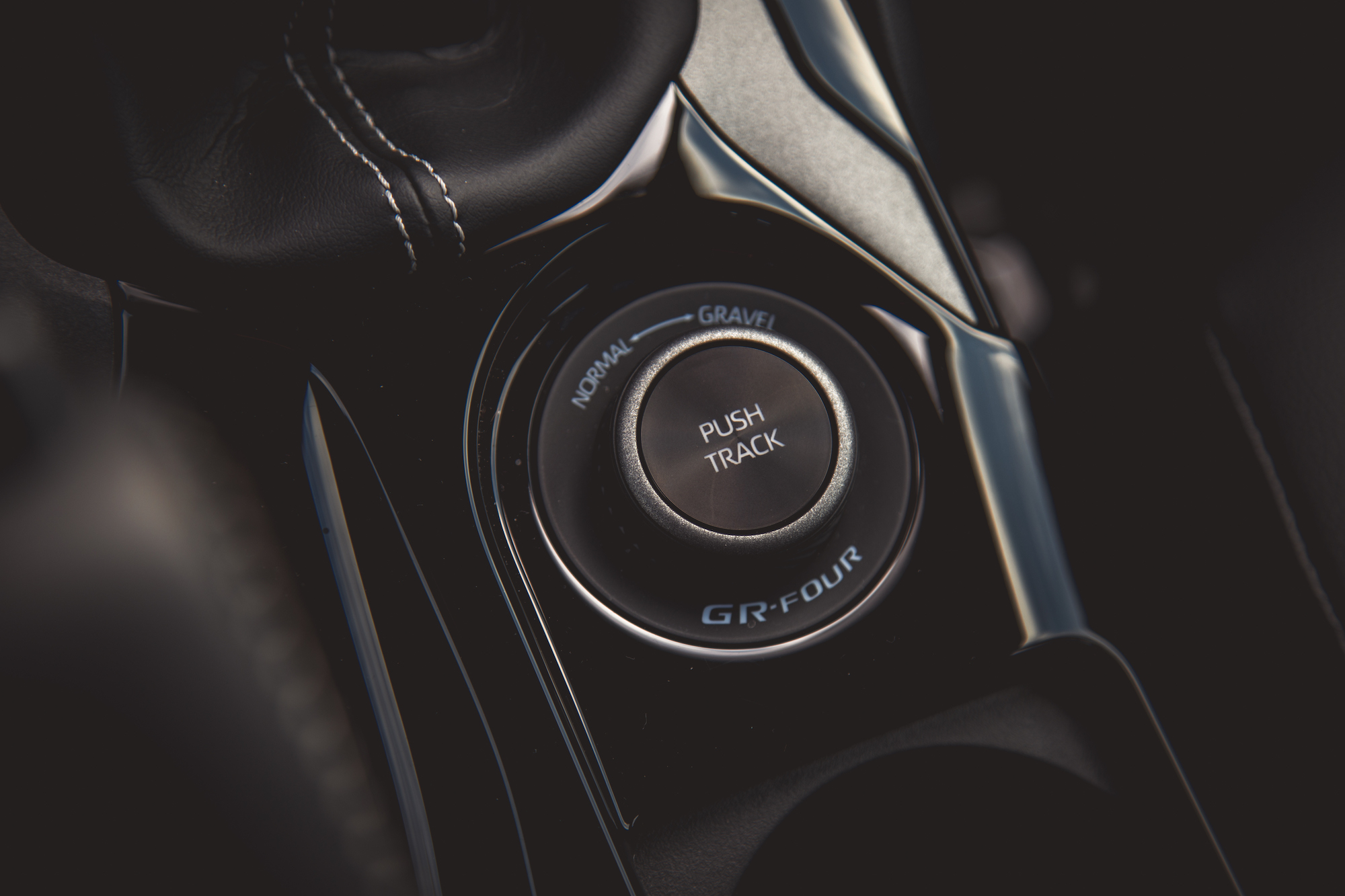 Primer plano de la perilla selectora del modo de conducción de un automóvil con las opciones 