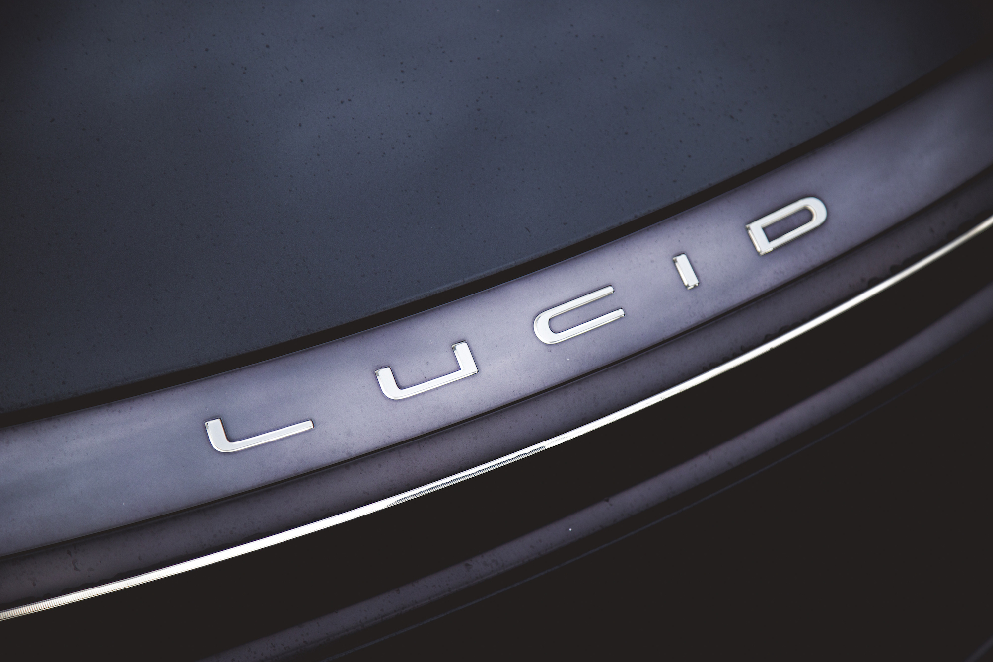 Primer plano de la superficie de un automóvil negro con la palabra 