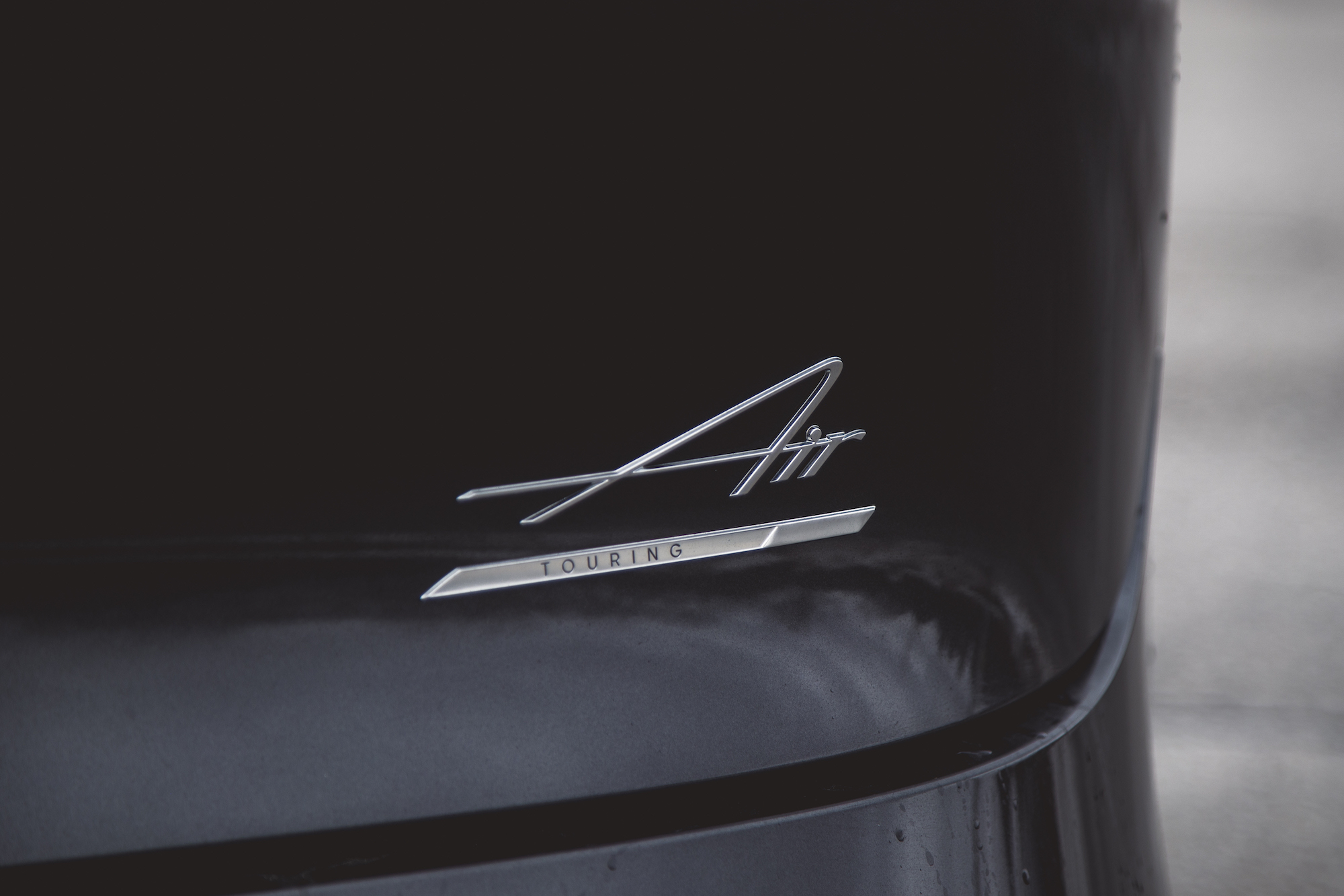 Primer plano de una insignia cromada 