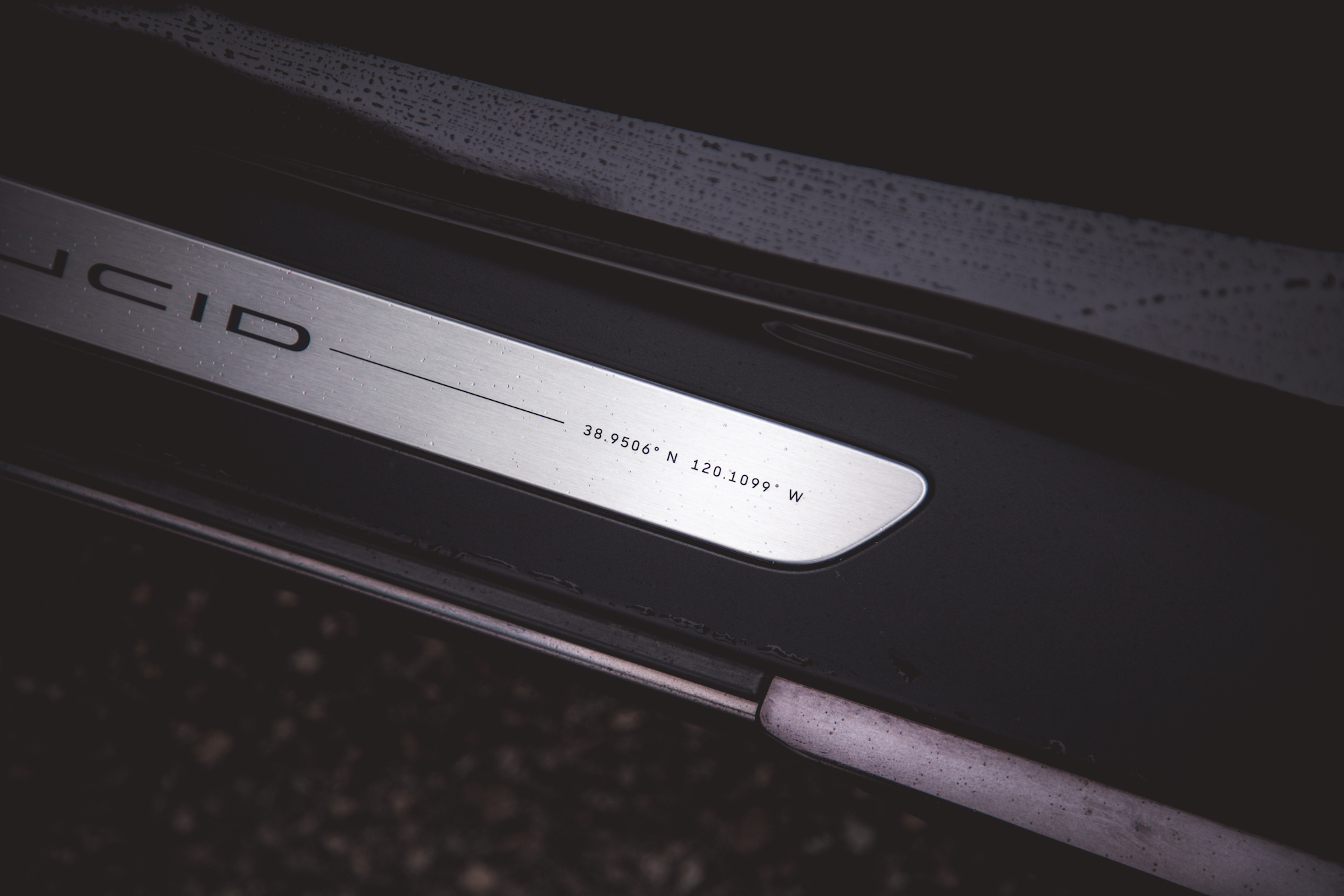 Vista de primer plano de una etiqueta metálica en un vehículo, con el texto 