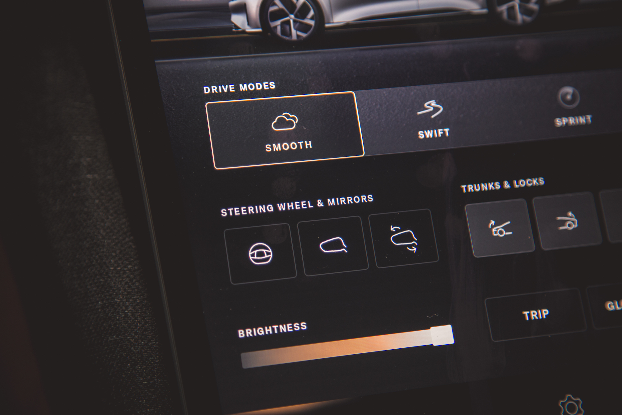 Primer plano de una pantalla táctil con opciones de modo de conducción denominadas 
