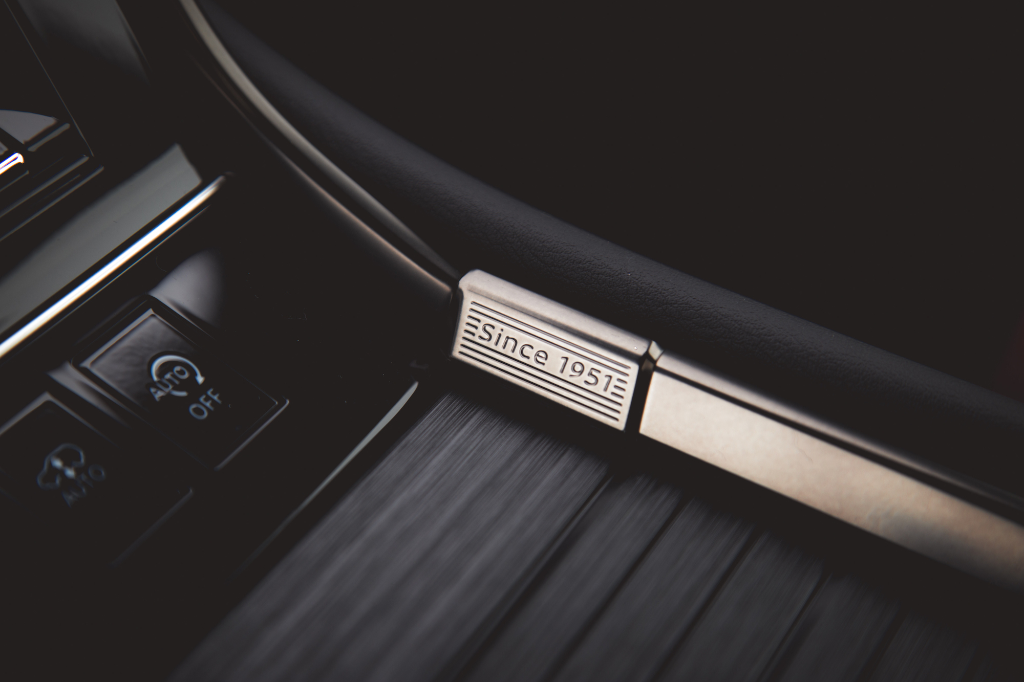 Primer plano de un detalle del interior de un vehículo con una placa metálica grabada con 