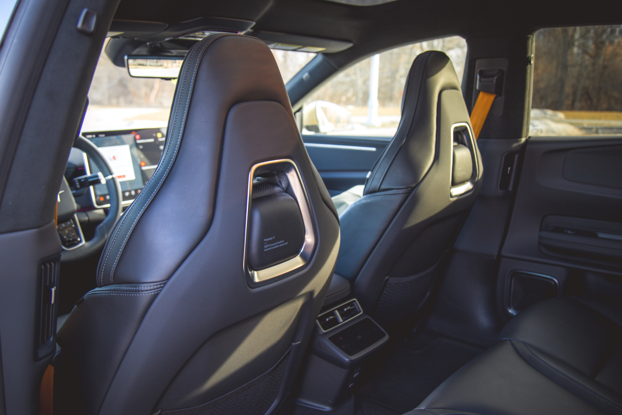 Vista interior de un automóvil moderno que muestra los elegantes asientos de cuero y los controles del tablero.