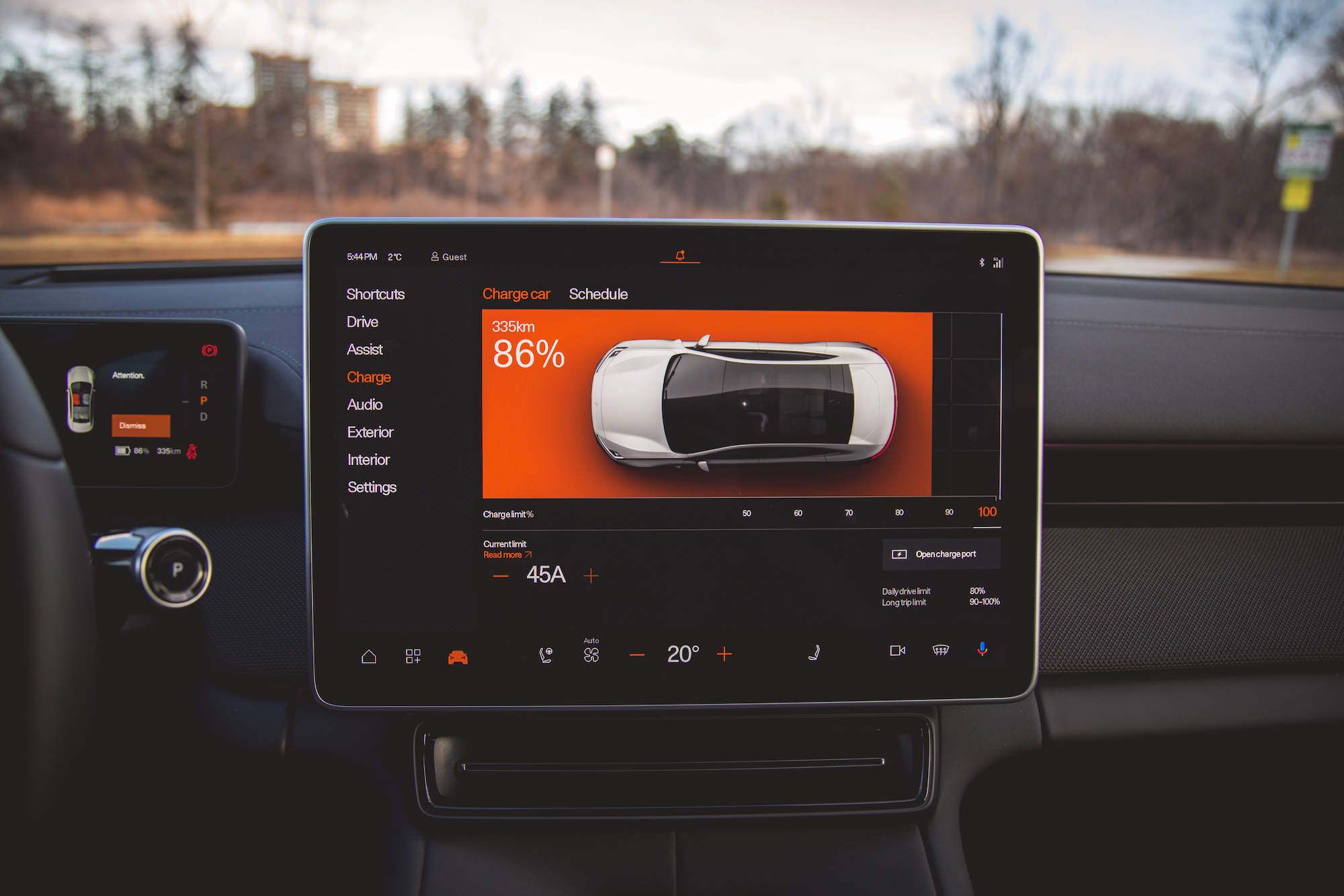 Vista interior del salpicadero de un coche eléctrico con pantalla táctil con información de carga, incluido el porcentaje de batería al 86% y una autonomía de 335 km.