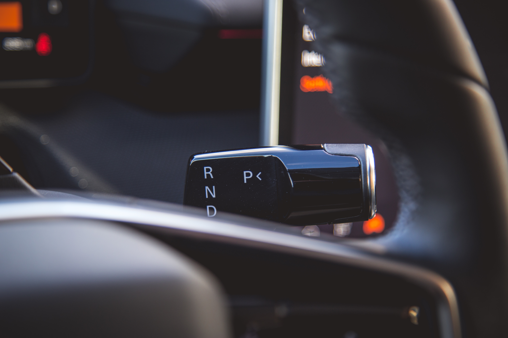 Primer plano de la palanca de cambios de un automóvil que muestra las letras R, N, D y P.