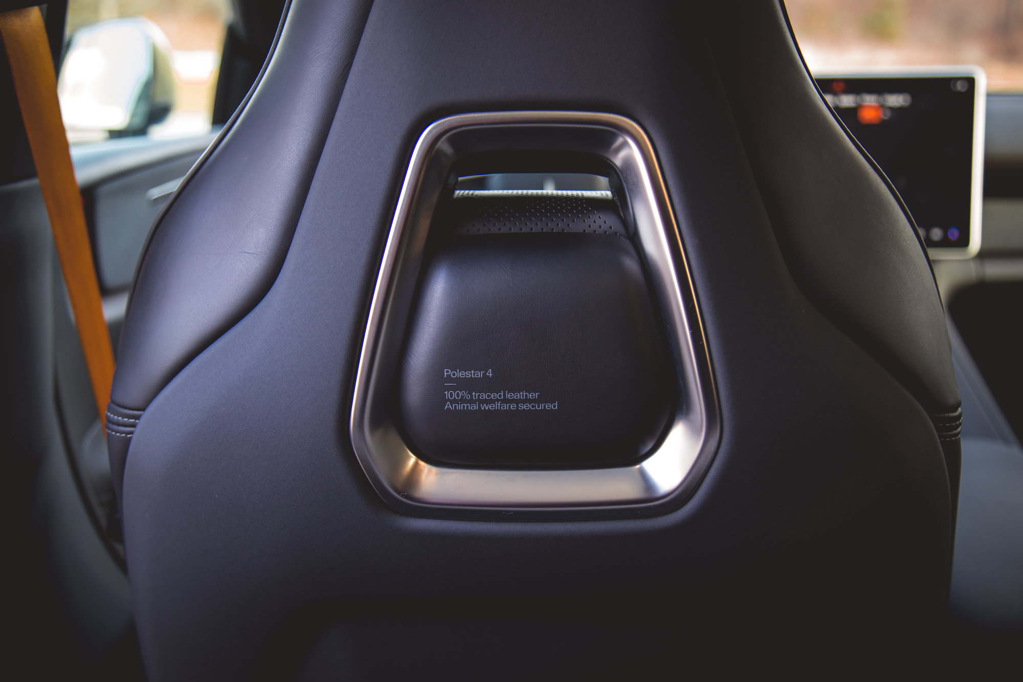 Primer plano del reposacabezas de un asiento de automóvil con marcas y etiquetas que indican 