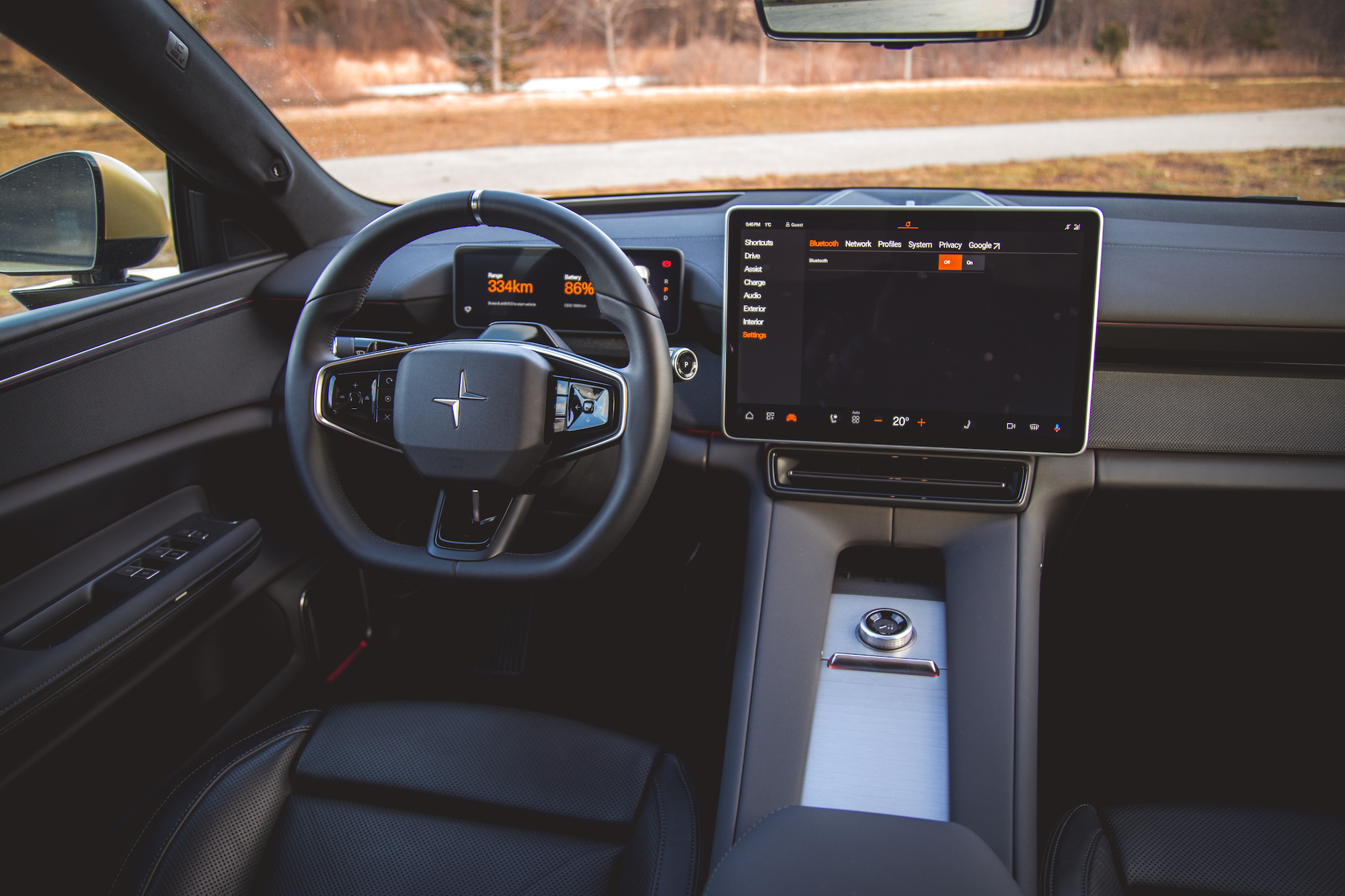 Vista interior del tablero de un automóvil moderno con pantalla digital, volante y panel de control.