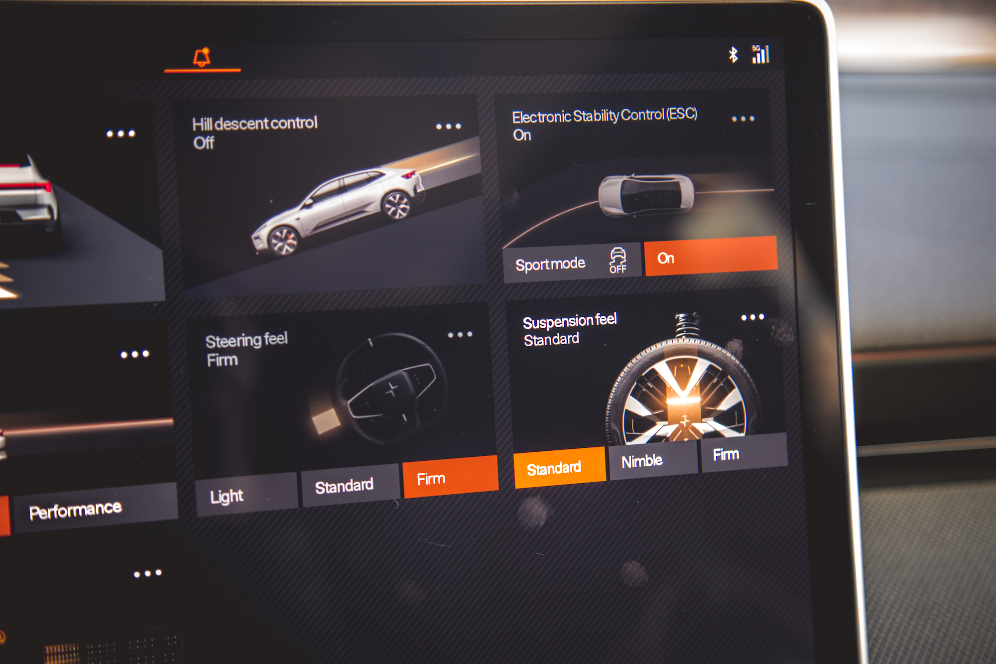Un primer plano de la pantalla de configuración del vehículo que muestra varios controles, incluido el control de descenso de pendientes, el control electrónico de estabilidad, el modo deportivo, la sensación de la dirección y la sensación de la suspensión.