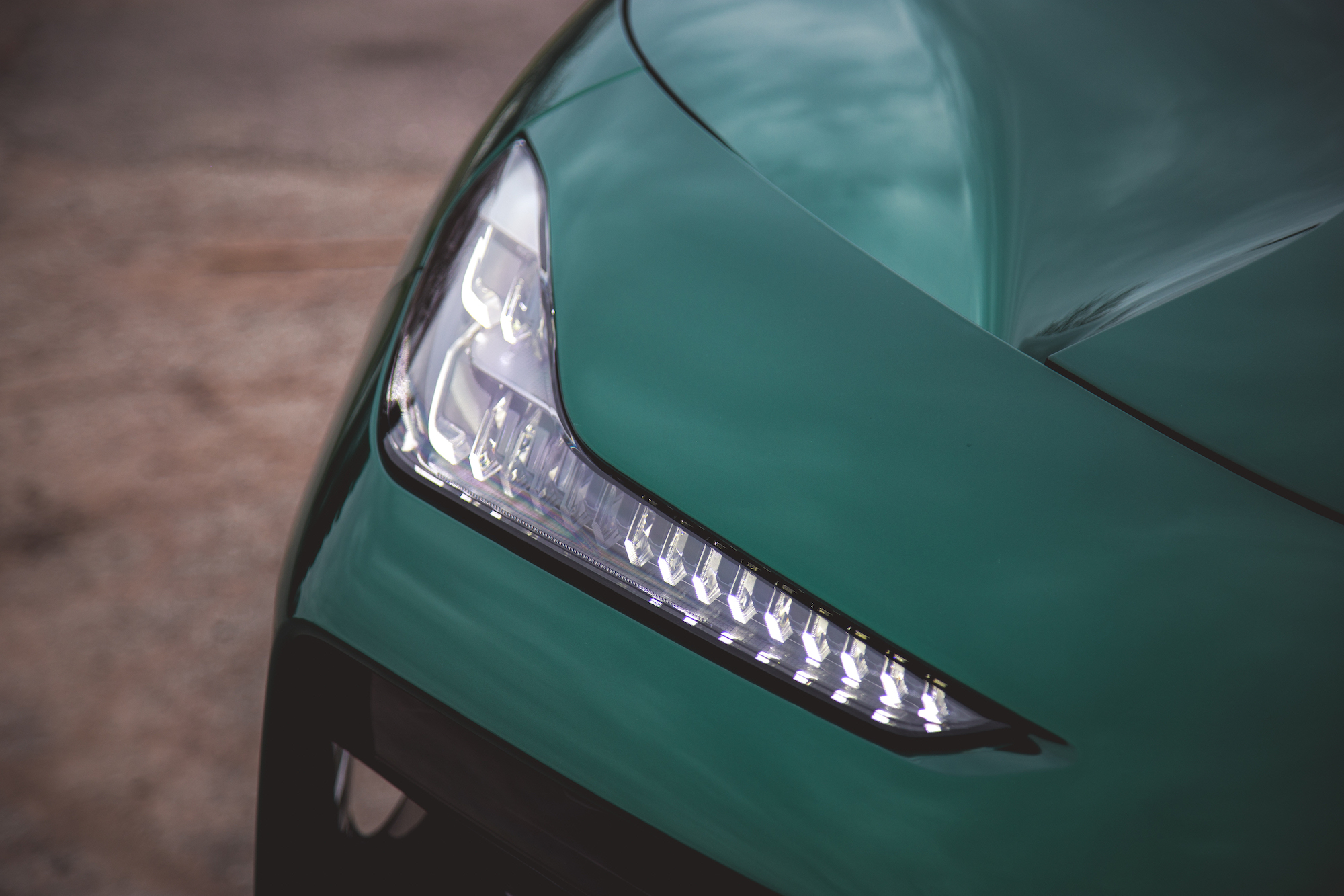 Primer plano de los faros de un automóvil ecológico, que muestra su diseño elegante y sus modernas características LED.