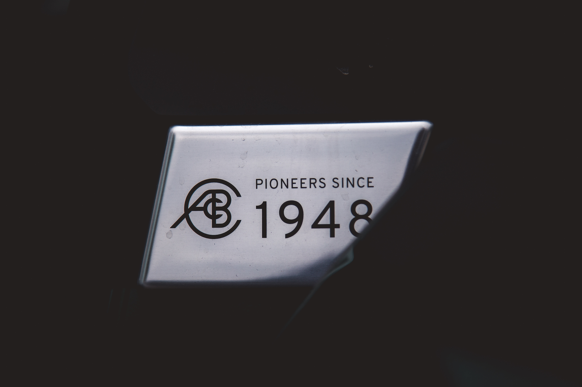 Primer plano de una insignia metálica que muestra el texto 