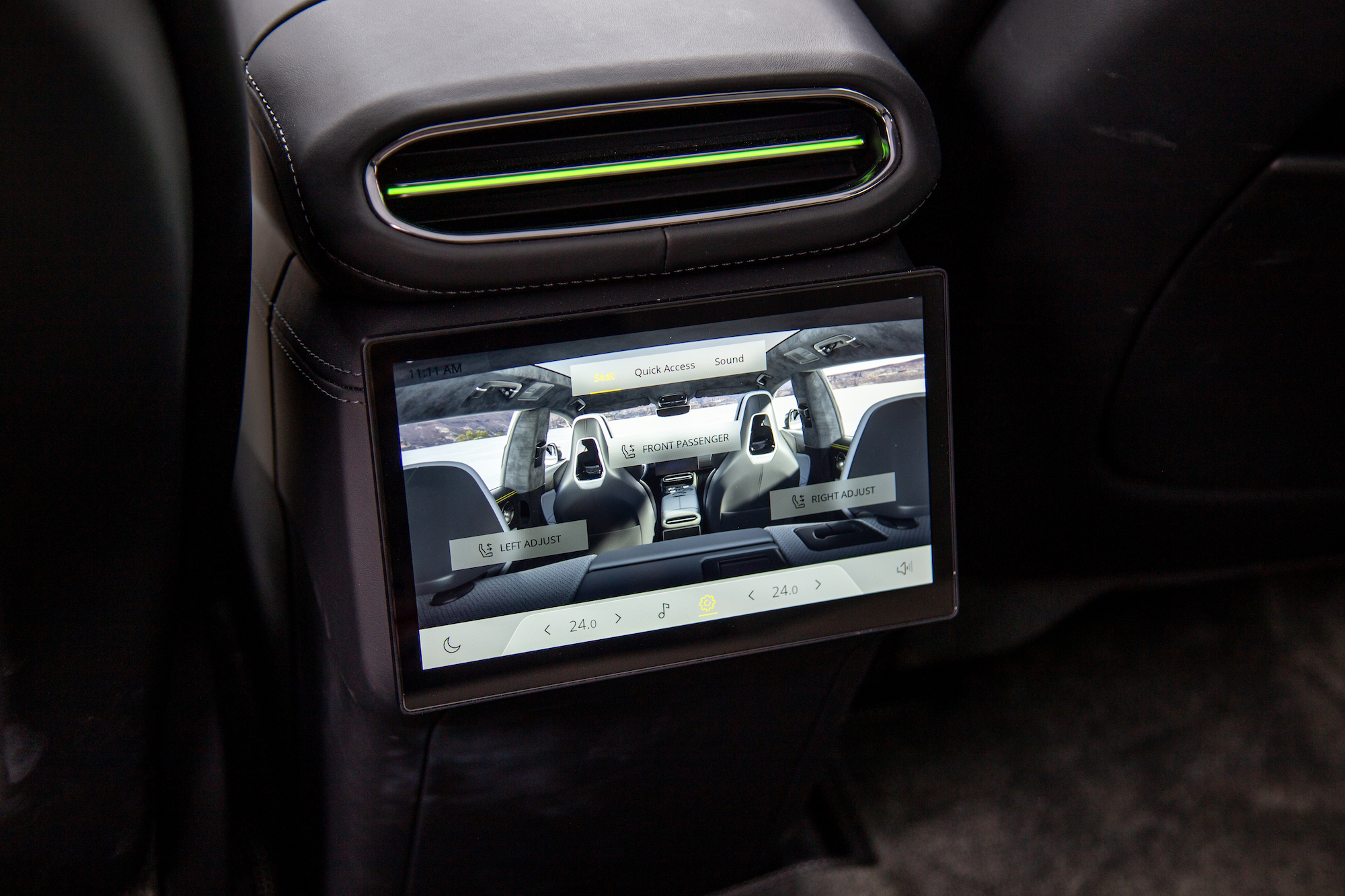 Vista interior de un automóvil de lujo que muestra una interfaz de pantalla táctil digital para ajustar la configuración de los pasajeros, incluido el control del clima y los ajustes de los asientos.