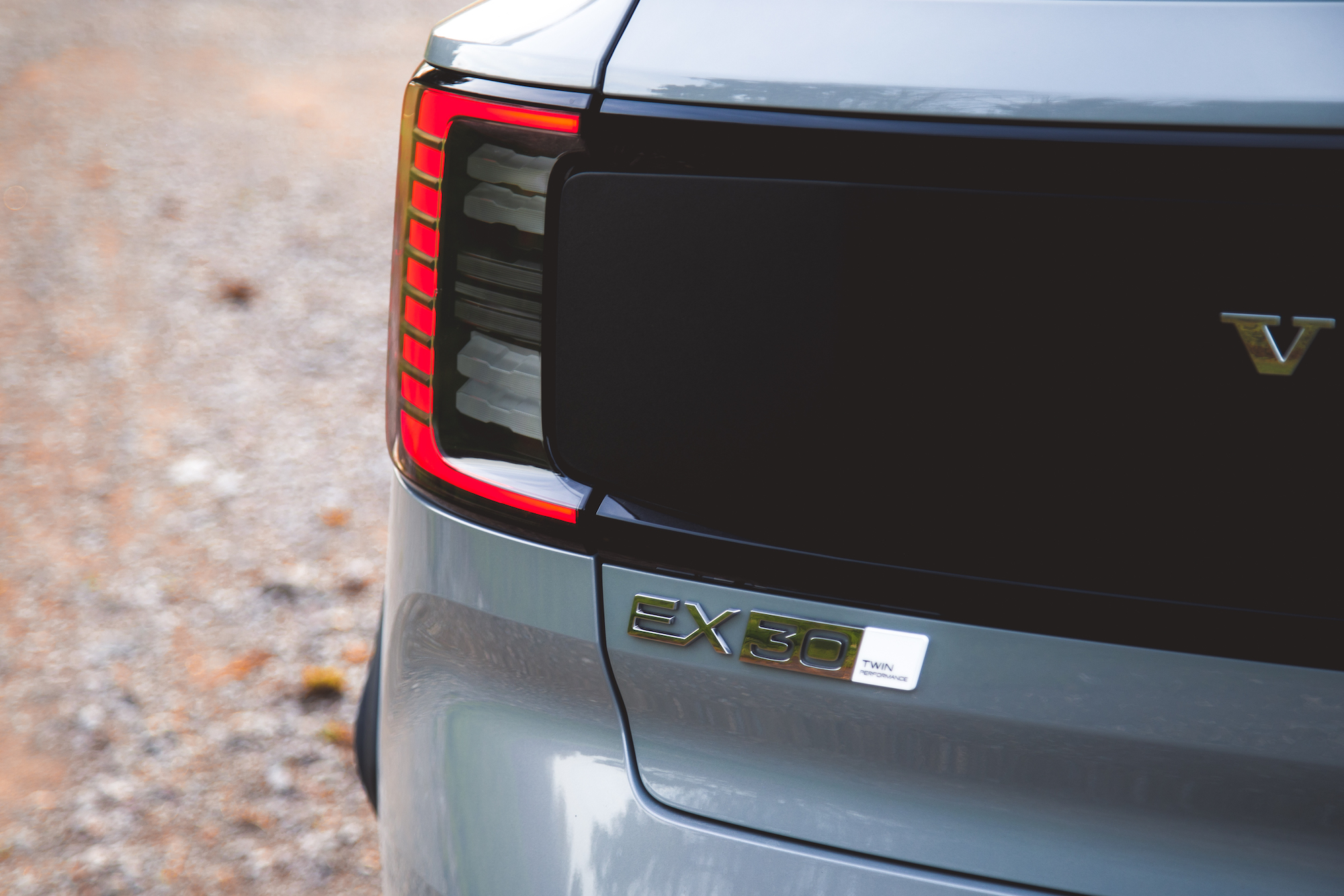 Primer plano de la insignia trasera de un Volvo EX30, con el nombre del modelo y una etiqueta 