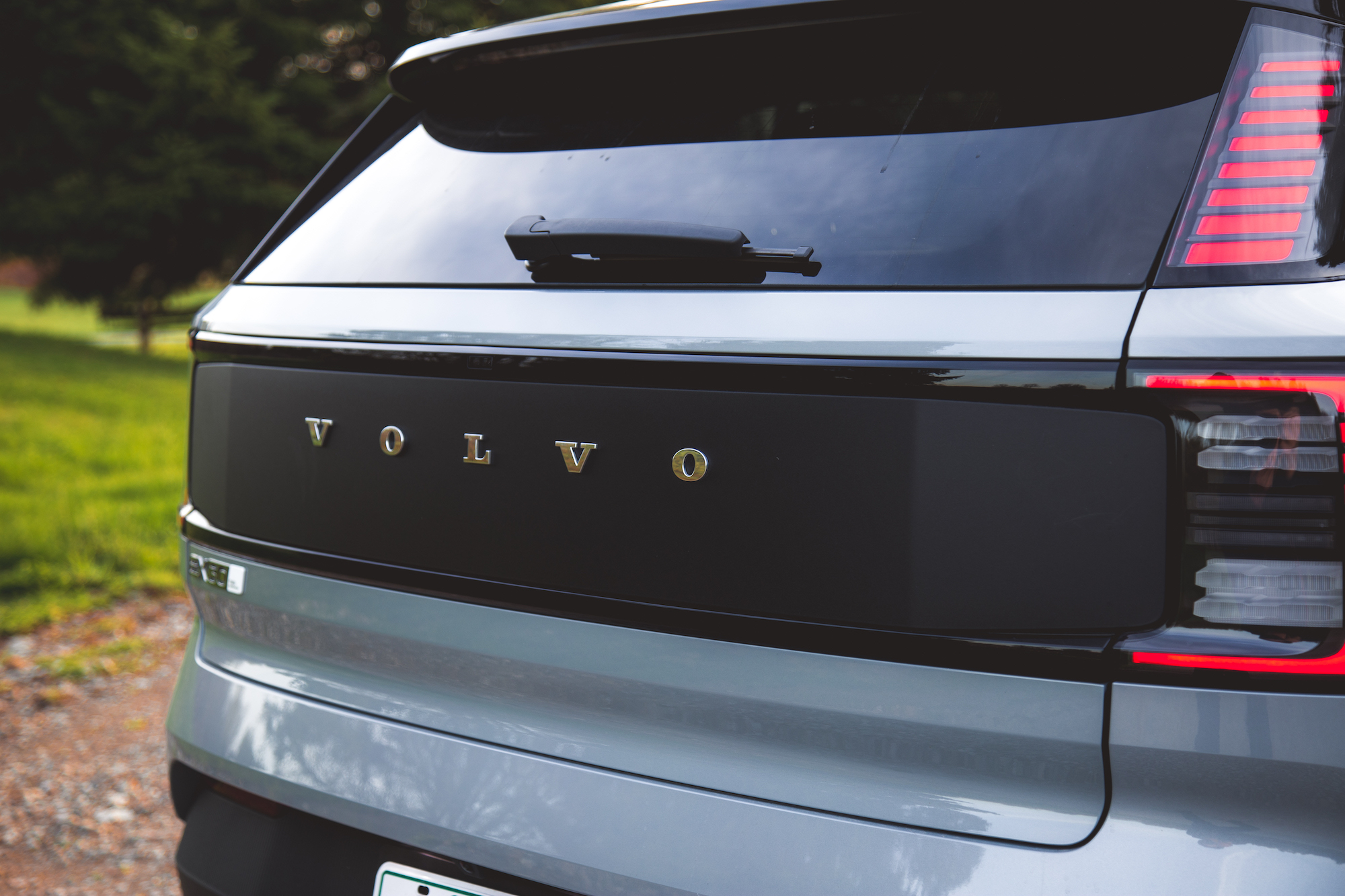 Vista trasera de un vehículo Volvo moderno que muestra la marca y un diseño elegante.