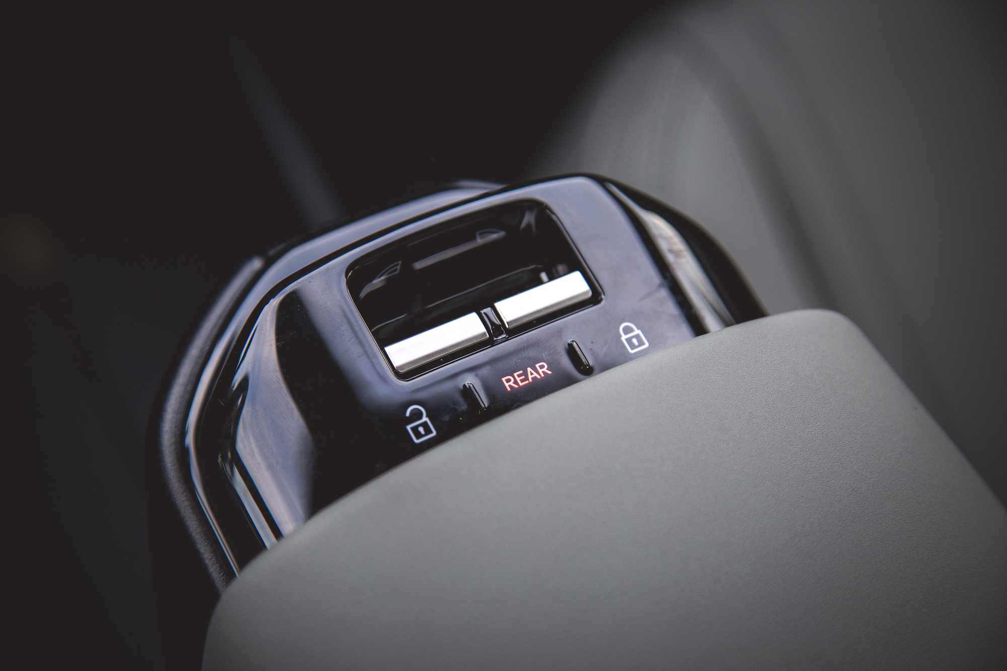 Primer plano del panel de control central de un automóvil con salidas de aire y botones, incluido un botón 