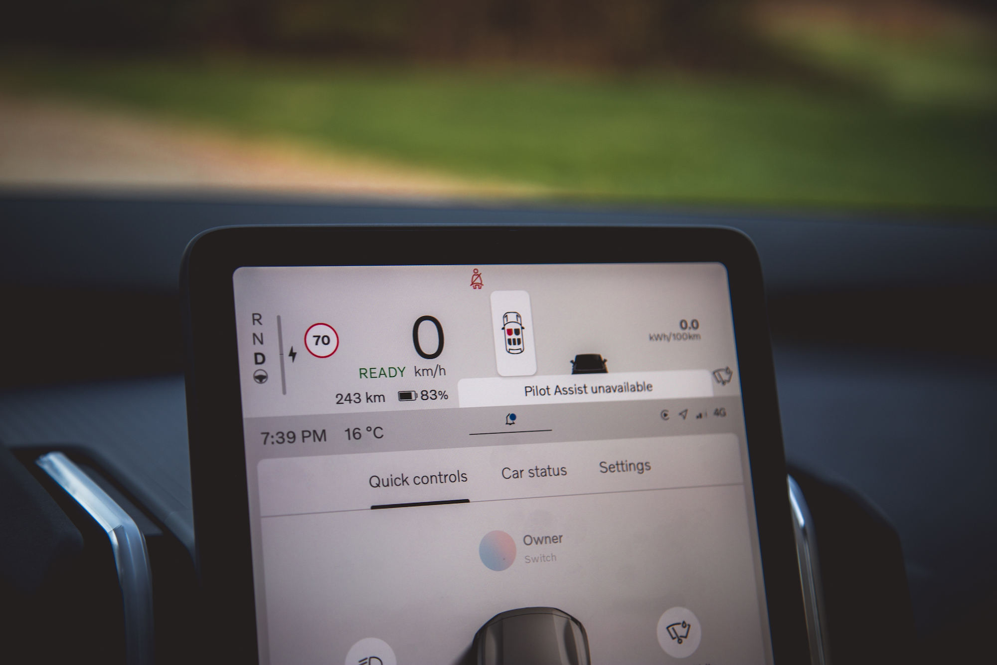 Primer plano de la pantalla digital de un automóvil que muestra una velocidad de 0 km/h, un estado de batería del 83 % e información sobre Pilot Assist no disponible.