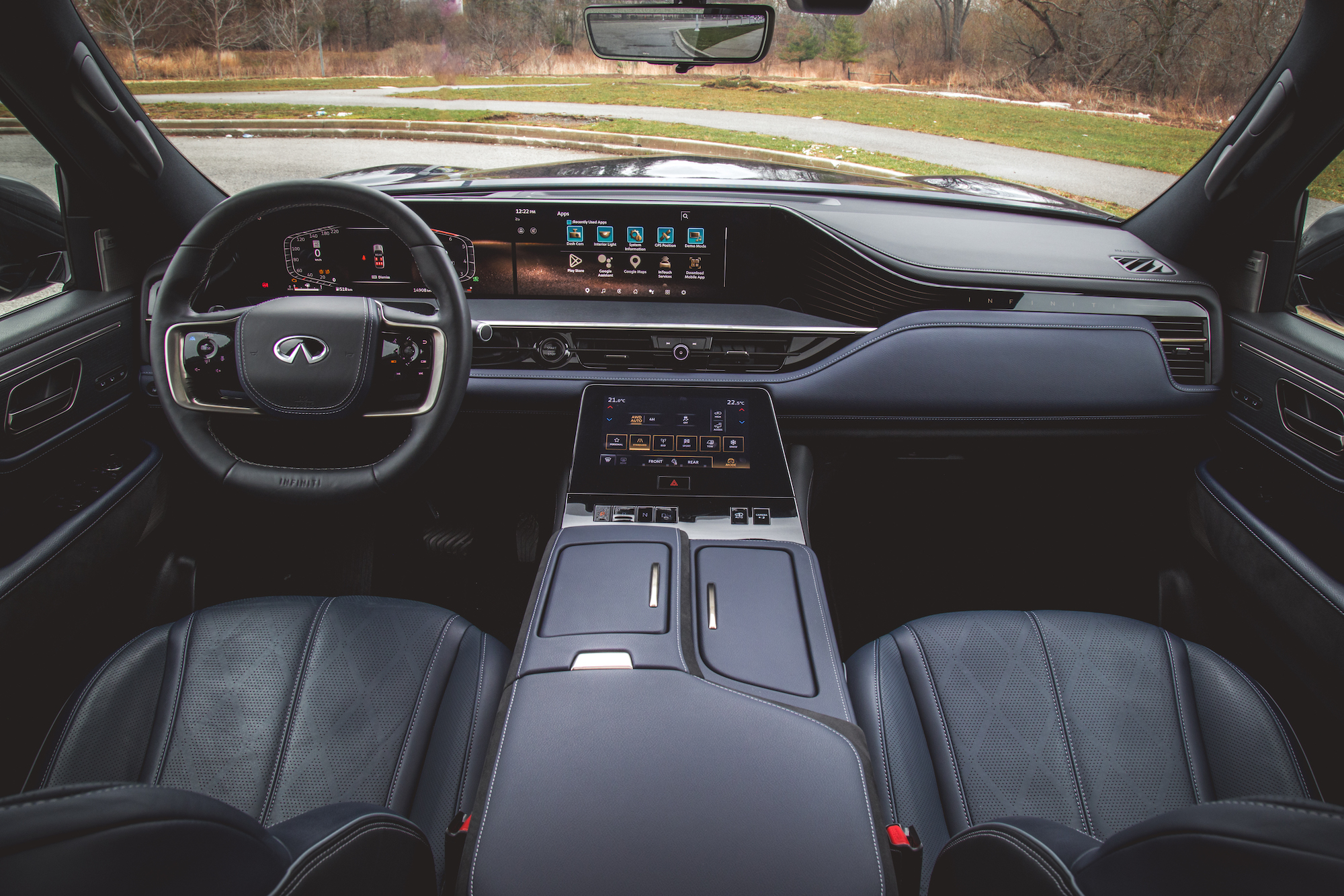 Vista interior de un vehículo de lujo que muestra un elegante tablero, un moderno sistema de información y entretenimiento y asientos de cuero.